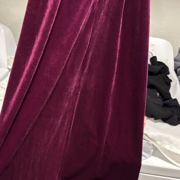 Super down Elegant Velvet Gown in Deep Purple with slit, size XS. NWT - Picture 8 of 9